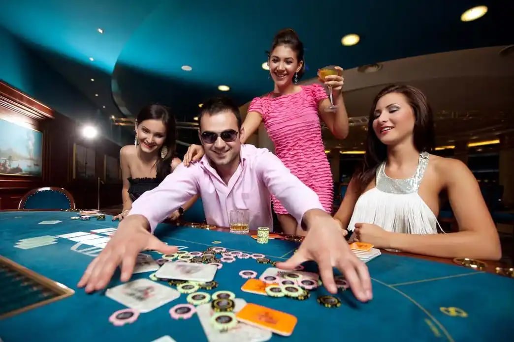 গেম লবিতে স্পোর্টস ও ক্যাসিনো বিভাগে casinomc অনুসন্ধান
